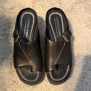 Vintage Donald J. Pliner Black Heeled Toe Loop Sandal